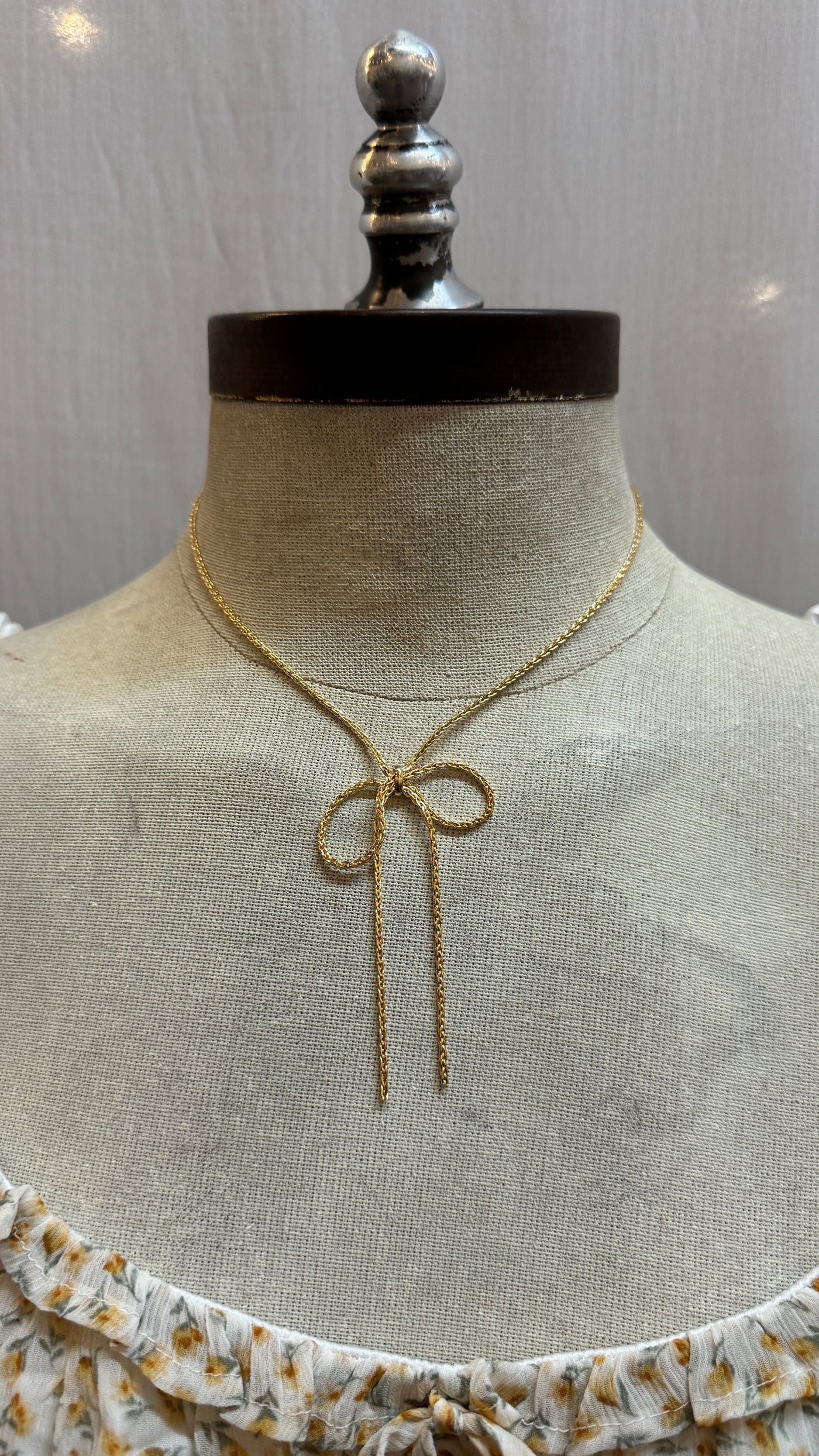 Bow necklace