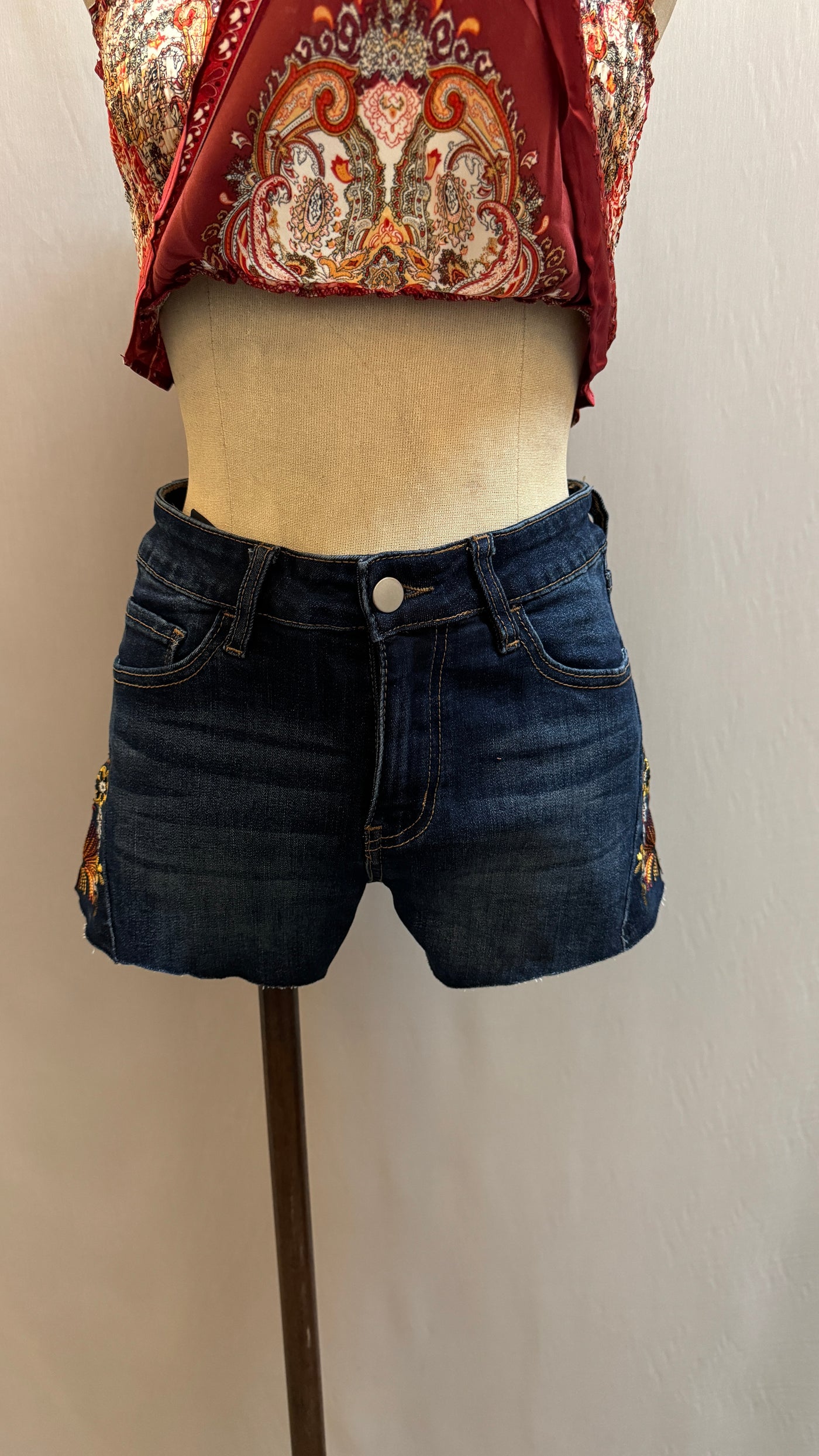 Emma embroidered short (dark)