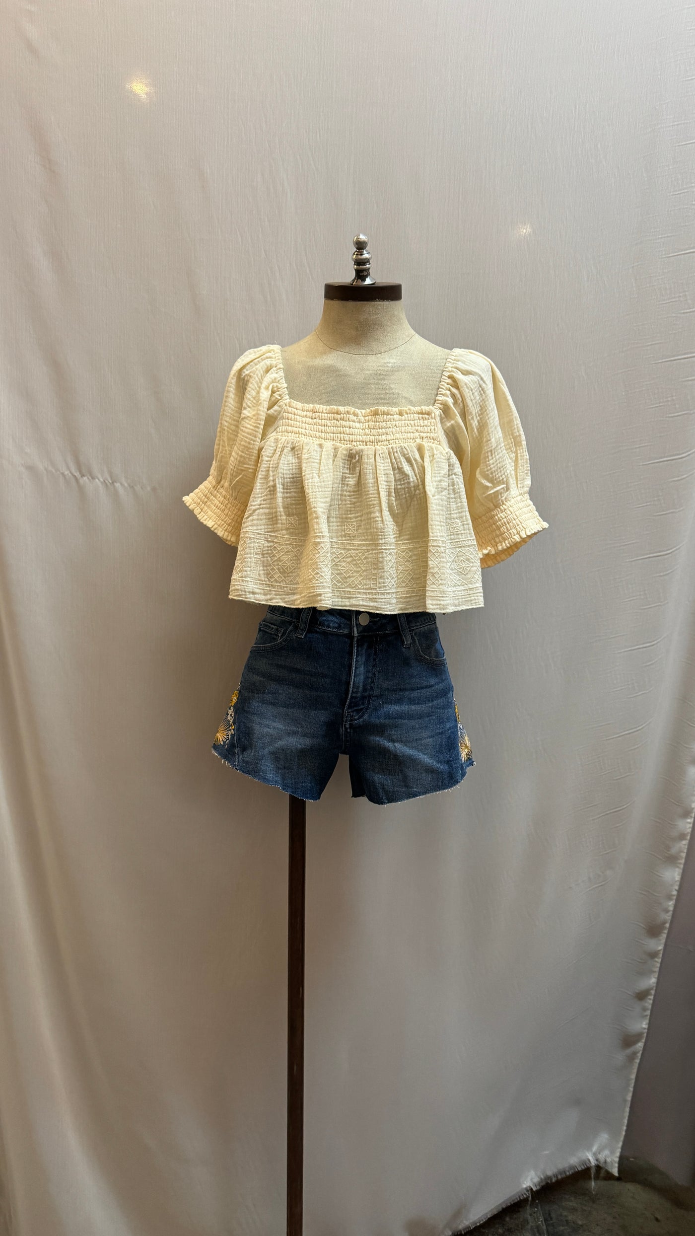 Emma embroidered short (light)