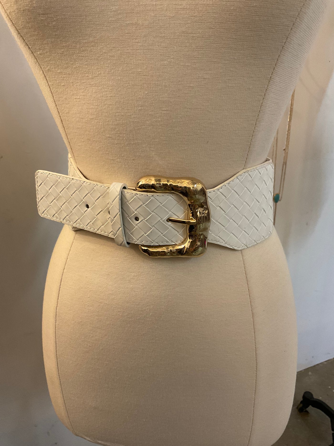 Wide stretch belt